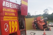 Caminhão carregado com contêiner tomba e homem fica ferido em Ilhota