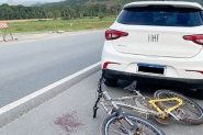 Ciclista fica com ferimentos na boca após acidente com carro em Ilhota