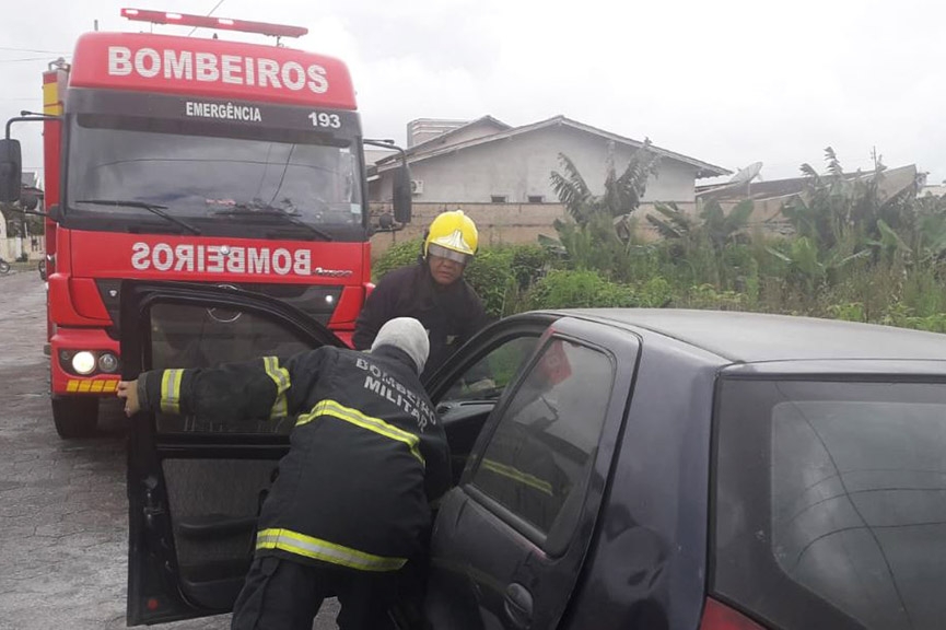 Princípio de incêndio atinge carro no Santa Terezinha, em Gaspar