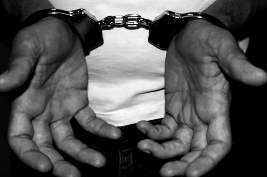 Homem tenta colocar fogo em casa e é preso por ameaça e desacato em Gaspar