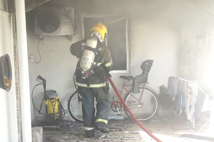 Avó é presa após se trancar em quarto com neta e atear fogo em colchão em Gaspar