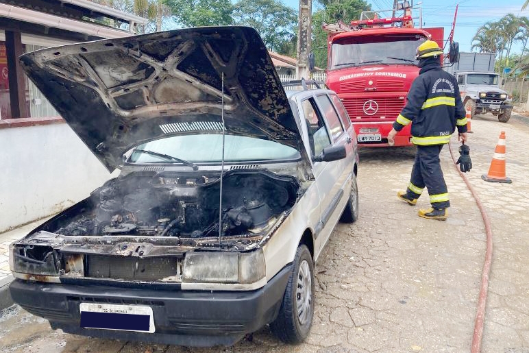 Carro pega fogo no bairro Baú Baixo, em Ilhota