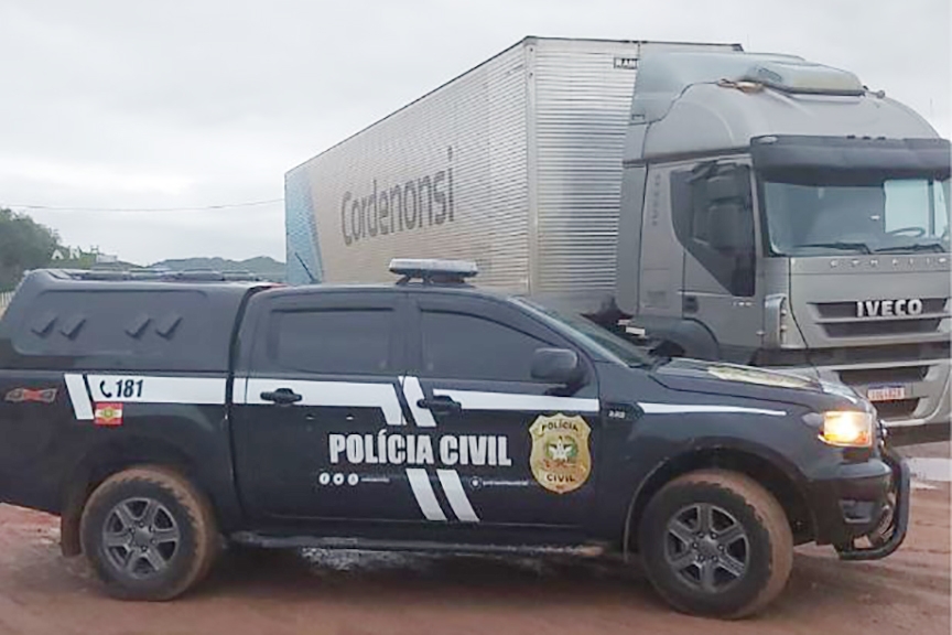 Caminhão e semirreboque roubados em Joinville são recuperados em Gaspar