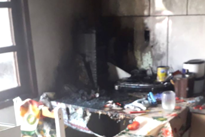 Grelha elétrica causa princípio de incêndio em casa no Bateias, em Gaspar