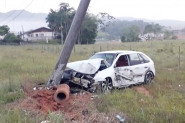 Carro bate em poste após se envolver em acidente com caminhão em Gaspar