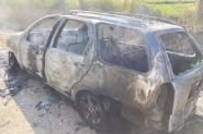 Carro fica completamente destruído após incêndio em Gaspar
