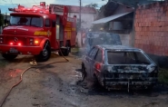 Carro fica completamente destruído em incêndio em Ilhota