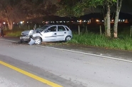 Motorista perde controle de carro e colide contra árvore em Ilhota