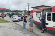 Carro e caminhão colidem na Avenida Frei Godofredo, em Gaspar