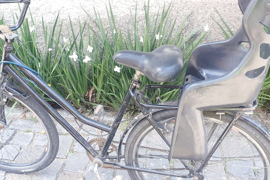 Motociclista foge após atropelar mãe e crianças em bicicleta em Gaspar