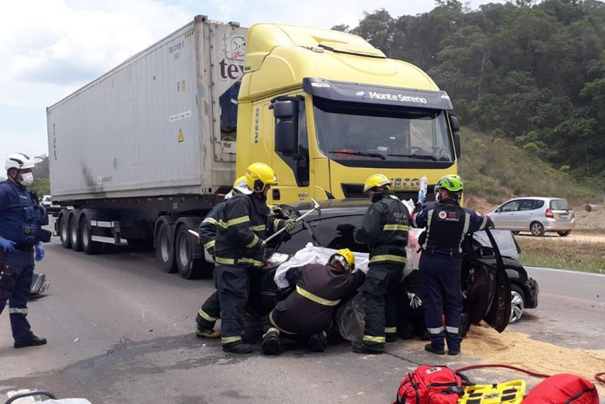 Mulher morre em acidente entre carro e caminh�o na BR-470, em Gaspar