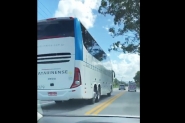Carro, ônibus e moto são flagrados em ultrapassagem perigosa em faixa dupla em Gaspar