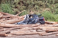 Carga de toras de madeira cai de caminhão e mata homem na rodovia entre Gaspar e Brusque