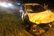 Jovens saem ilesos após carro bater contra muro em Ilhota
