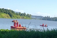 Ap�s tr�s dias de buscas, bombeiros encontram corpo de menino que se afogou no rio em Ilhota