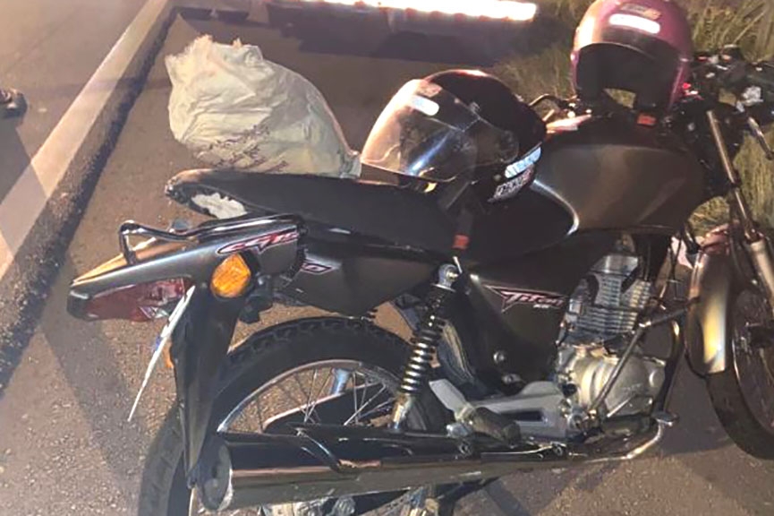 Motociclista colide contra caminhão guincho após bater em cone de sinalização em Ilhota