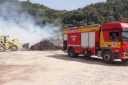 Pilha de madeira descartada pega fogo duas vezes no mesmo dia em empresa de Gaspar