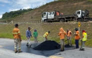 Prefeitura de Gaspar instala lombada em ruas dos bairros Macuco e Belchior Alto