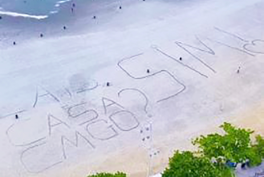 Pedido de casamento escrito na areia da praia de Balneário Camboriú repercute nas redes sociais