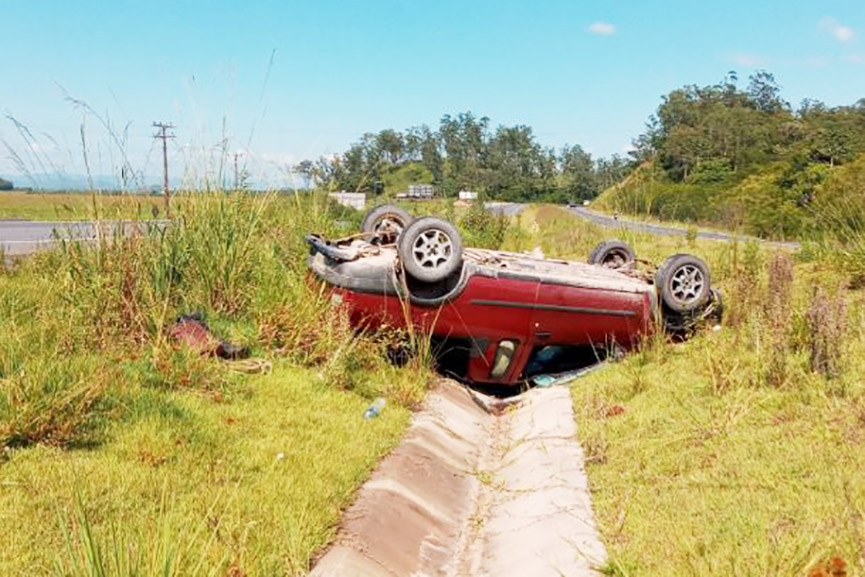 Motorista perde controle de carro e capota na BR-470, em Ilhota