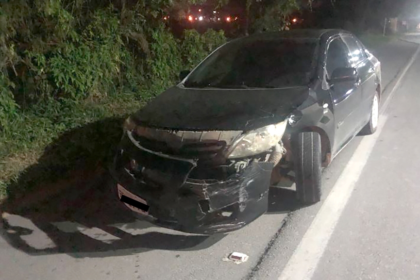 Piloto e garupa ficam feridos ap�s acidente entre carro e moto no Centro de Ilhota 