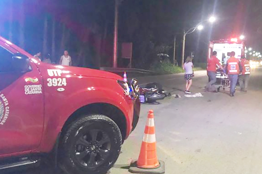 Colis�o lateral entre carro e moto deixa jovem ferido na Rodovia Jorge Lacerda, em Ilhota