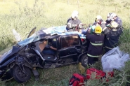 Duas pessoas ficam feridas após carro colidir com caminhão e capotar em Gaspar