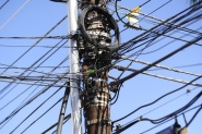 Jovem é flagrado escalando poste para furtar fios de cobre no Centro de Gaspar