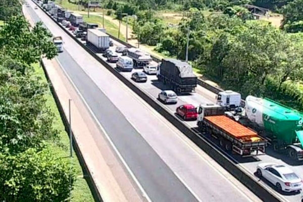Ciclista morre decapitada após atropelamento por carreta na BR-101, em Tijucas