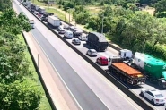 Ciclista morre decapitada após atropelamento por carreta na BR-101, em Tijucas