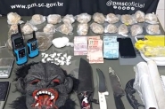 Traficantes fogem da polícia e abandonam moto e mais de 1,5kg de drogas em Ilhota