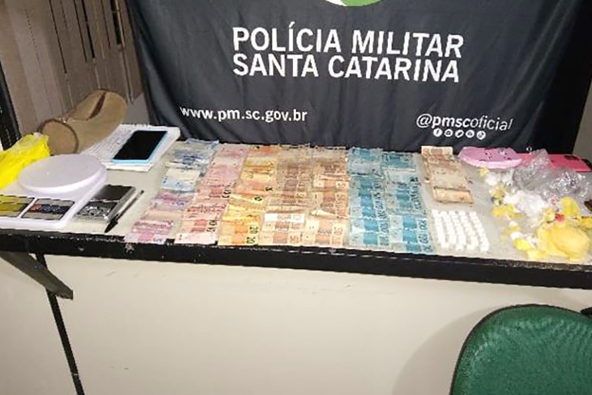 Polícia prende sete pessoas com ecstasy, maconha, cocaína e mais de R$4 mil em dinheiro em Gaspar