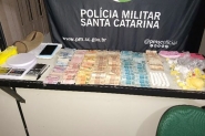 Polícia prende sete pessoas com ecstasy, maconha, cocaína e mais de R$4 mil em dinheiro em Gaspar