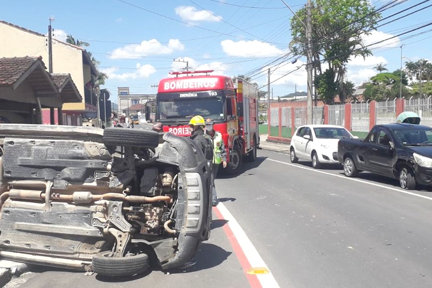Colisão seguida de capotamento envolve dois carros no Sete de Setembro, em Gaspar