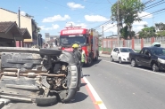 Colisão seguida de capotamento envolve dois carros no Sete de Setembro, em Gaspar