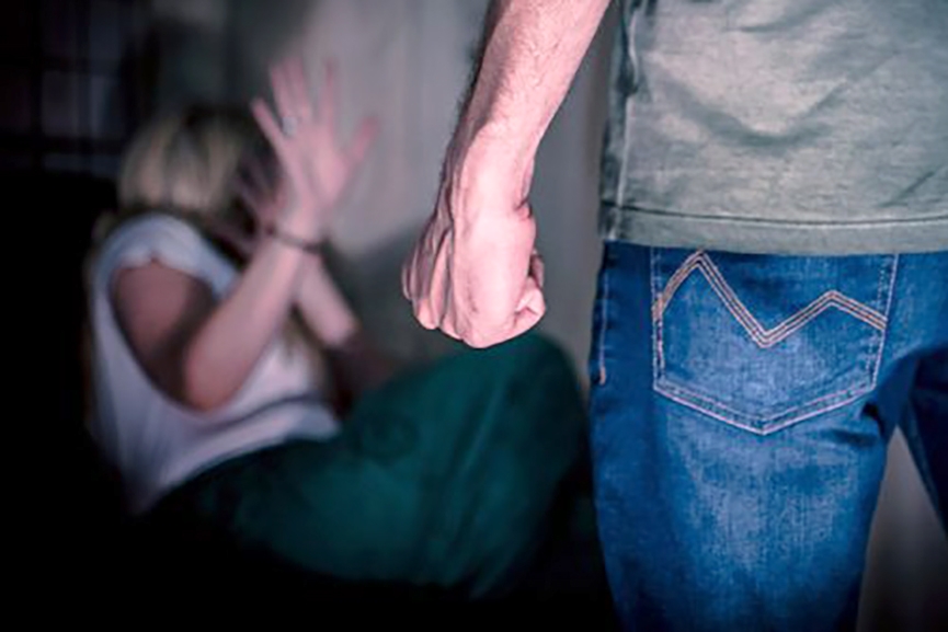 Homem � preso ap�s usar drogas e jogar esposa para fora de casa no Coloninha, em Gaspar