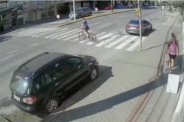 Ciclista fica gravemente ferida aps ser atropelada por moto na faixa, em Blumenau