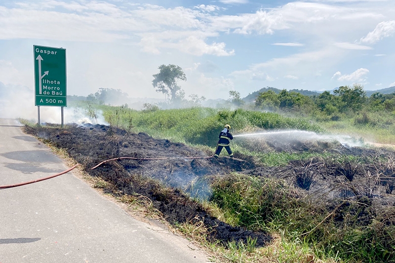 Bombeiros de Ilhota combatem incêndio em vegetação às margens da BR-470