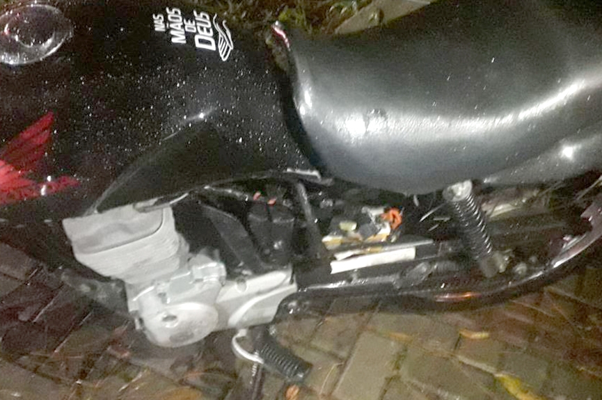 Jovem fica ferido ap�s colis�o entre carro e moto na rua Itaja�, em Gaspar