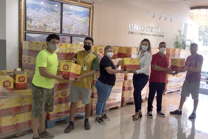 Rede Cooper chega a Gaspar com doação de 525 cestas com produtos variados