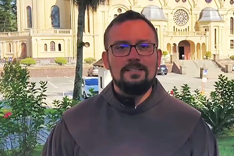 Grupo organiza viagem para participar de ordena��o de frei que atua em Gaspar