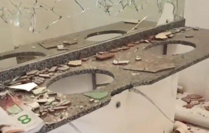 Vândalos destroem banheiro da Escola Luiz Franzói no bairro Bateias, em Gaspar