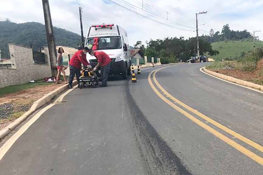Queda de moto deixa duas pessoas feridas no bairro Missões, em Ilhota