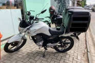 Colisão traseira entre carro e moto deixa mulher ferida no Centro de Ilhota