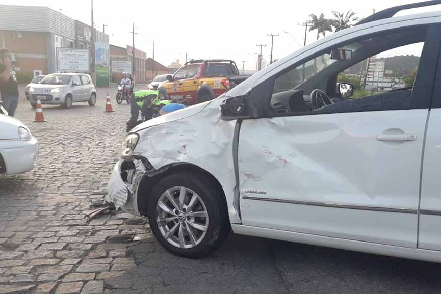 Jovem fica ferido após acidente com moto e dois carros em Gaspar