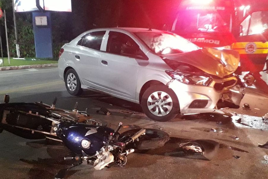 Pedestre é atingida por motociclista após acidente entre carro e moto em Gaspar