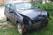 Homem fica com estilhaço de vidro na cabeça após colidir carro contra poste em Ilhota