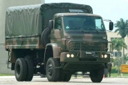 Caminhão do exército cai em ribanceira em Blumenau