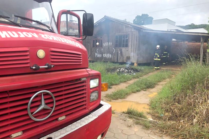 Incêndio em monte de lixo termina com casa abandonada queimada em Ilhota