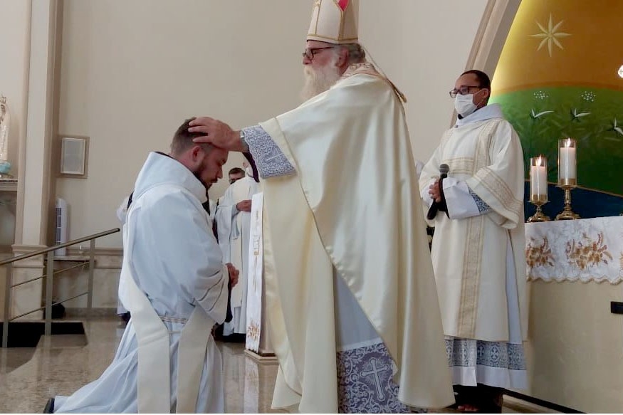 Frei que atua em Gaspar é ordenado sacerdote em Macatuba, São Paulo